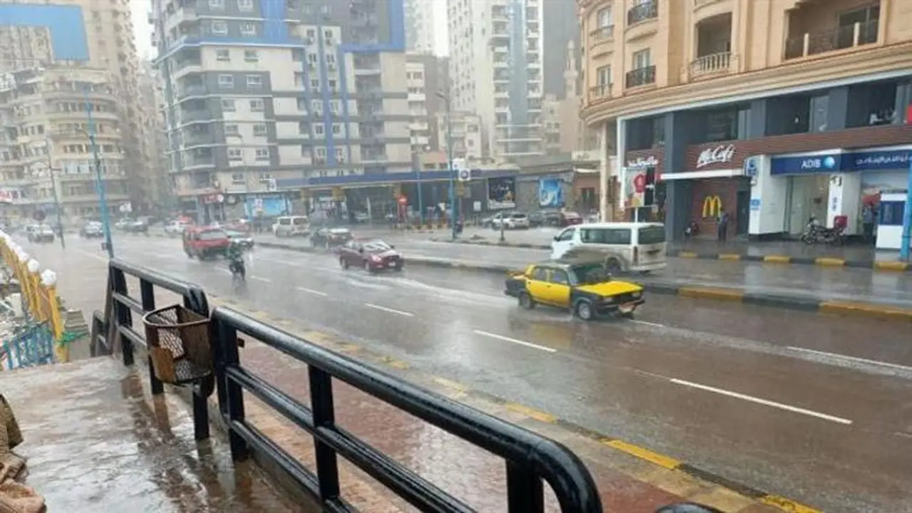 طقس الإسكندرية.. تحذيرات مرورية بسبب انخفاض درجات الحرارة والشبورة المائية غدًا